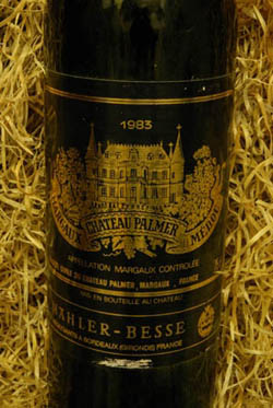 Una botella de Chateau Palmer 3eme Grand Cru Classé de 1983 Una botella de Chateau Palmer 3eme Grand Cru Classé de 1983