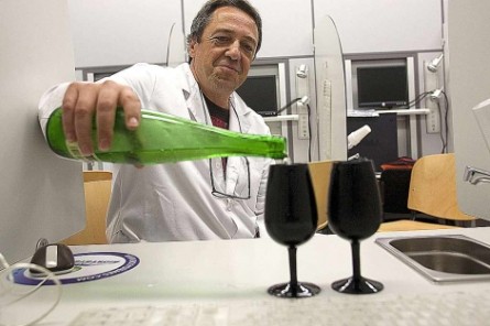 Patxi Pérez, llena copas de vino a los alumnos del máster en enología / Paulino Oribe Enología en cinco sentidos – Redacción 0