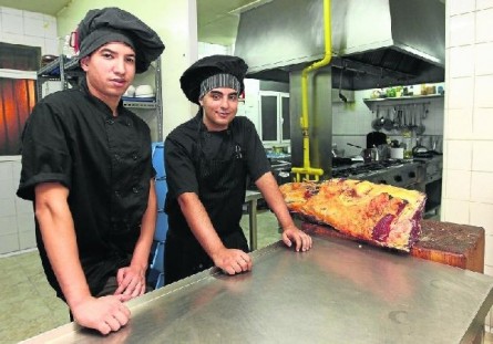 Abdenabi y Hamza son dos jóvenes marroquíes que están aprendiendo los secretos de la cocina vasca para poder integrarse en el mercado laboral / Marta Fernaández Cocina vasca entre fogones solidarios – Redacción 0