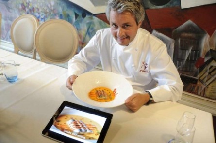 Fernando Canales, del Etxanobe, muestra el iPad junto a uno de sus platos / Patxi Corral La tecnología entra en el restaurante – Redacción 0