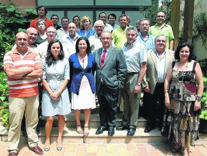 Maritina Hernández junto a D. Cosme Gutiérrez, Presidente de la D.O. Valencia, y su junta. Peñín reconoce a los vinos de la D.O. Valencia – Redacción 0