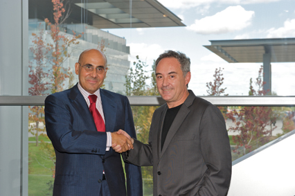 El Secretario General Técnico de Presidencia, Luis Abril, y el cocinero Ferran Adrià tras la firma del acuerdo. Ferran Adrià se alía con Telefónica para implantar las nuevas tecnologías a la Fundación – Pau Albornà 0
