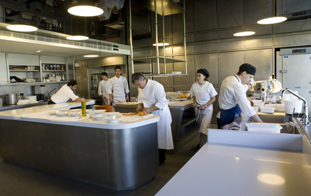 ¿Una cocina para buscar la merecida segunda estrella? Can Jubany reabre sus puertas después de una remodelación espectacular – Pau Albornà 2