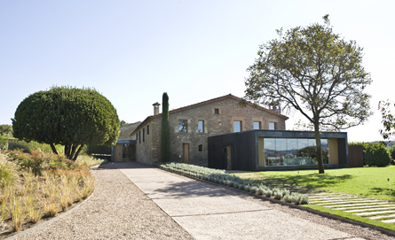 La nueva cocina, abierta al paisaje de Can Jubany Can Jubany reabre sus puertas después de una remodelación espectacular – Pau Albornà 0