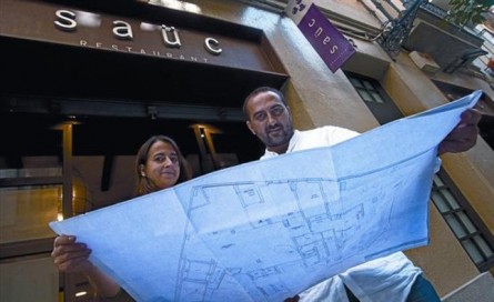 Anna Doñate y Xavier Franco, ayer, con el plano del nuevo hotel a la puerta del Saüc, aún en el pasaje de Lluís Pellicer, en el Eixample barcelonés / JOAN CORTADELLAS Saüc trasladará su estrella a un hotel en construcción – Pau Arenós (El Periódico) 0