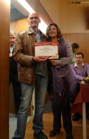 Pilar García-Granero haciendo entrega del premio al Bar Chelsy Bar Chelsy, premio Mejor Servicio del Vino D.O.Navarra 0
