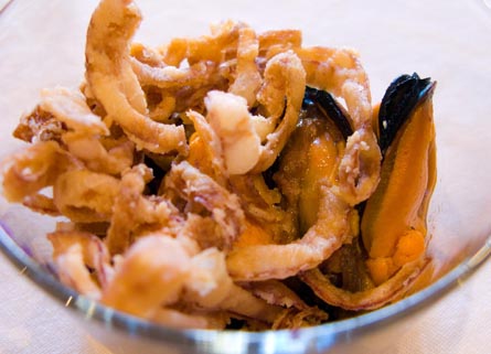 Fritura de vegetales y mejillones del restaurante Abastos 2.0 / PEPE FERRER Batida de Bateas 5