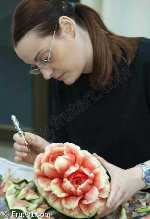 Judit Comes en pleno trabajo Judit Comes gana el Campeonato del Mundo de decoración gastronómica 0