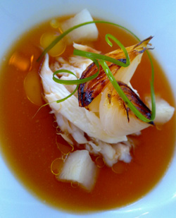 Corvina deshilachada con néctar de pimiento rojo, nabo blanco y cebolleta tierna Hasta el culo Tour (6) 5