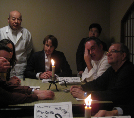 Grant Achatz, Ferran Adrià y Juan Mari Arzak, cenando en el restaurante Mibu de Tokio en 2009 Chicago, bien alineado. Michelin leaks y el cielo español falto de estrellas (again) 0