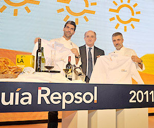 Paco Roncero, Antoni Brufau y Sergi Arola Paco Roncero y Sergi Arola se convierten en los nuevos 3 Soles de la Guía Repsol 2011 0