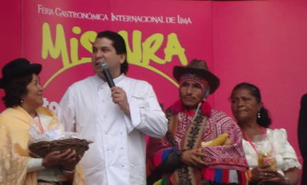 Gastón Acurio junto a indígenas peruanos en la inauguración del congreso Mistura Entrevista a Gastón Acurio 2