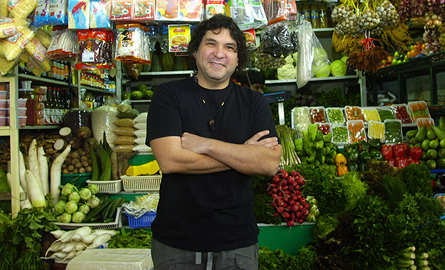 Gastón Acurio en un tradicional puesto de verduras Entrevista a Gastón Acurio 5