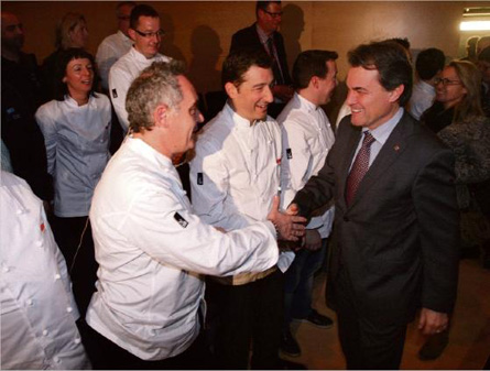 Ferran Adrià, Joan Roca y otros cocineros saludando a Artur Mas Ferran Adrià (re)construye la cocina 1