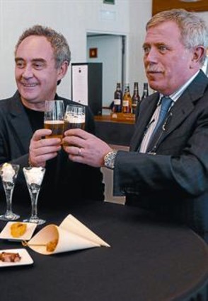 Ferran Adrià y Enric Crous, ayer, brindan con cervezas por las tapas. Adrià y Damm se unen para promocionar las tapas (El Periódico) 0