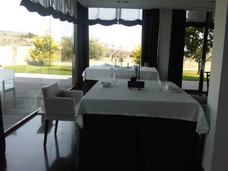 Un acogedor comedor aguarda al comensal en el Hotel Ferrero de Bocairent Moral/es la différance 0