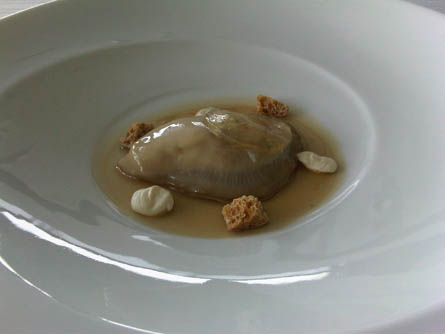 “Ostra al Natural con leche cruda de oveja, esencia de cordero y pesto de hierbas”: ostra no aguada, complejo, sabores ensamblados incluso con el queso, ligazón untuosa del jugo de cordero. Sorprendente y atrevido. Moral/es la différance 1