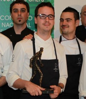 Paco Morales con el trofeo que le acredita como mejor cocinero jóven de España Paco Morales traslada su restaurante a Córdoba 0