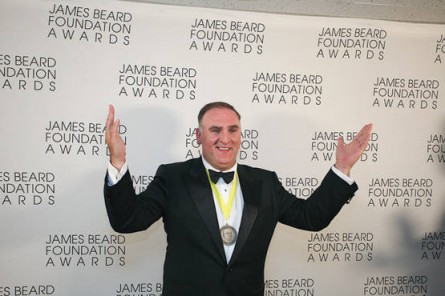 José Andrés durante la entrega de los premios de la Fundación James Beard José Andrés dedica el premio a los hermanos Adrià 0