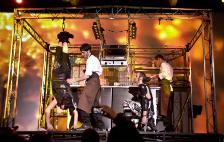 La cocina donde los cocineros de Mugaritz preparan el menú caníbal. La Fura dels Baus y Mugaritz desembarcan en Barcelona 1