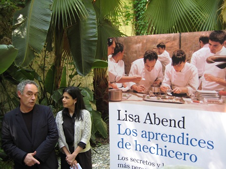 Ferran Adrià y Lisa Abend en la presentación del libro "Los aprendices de hechizero". El libro «Los aprendices de hechizero» podría motivar una película de Hollywood sobre El Bulli 0