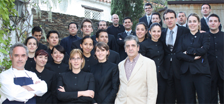 Ferran Adrià y Juli Soler, hace dos semanas en elBulli, junto a las 23 personas que forman el equipo de sala del restaurante. Suponiendo la sala (2) – elBulli 0