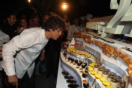 Carles Abellán soplando las velas del pastel de Escribà. Comerç 24 cumple 10 años con una gran fiesta en el Hotel W 0