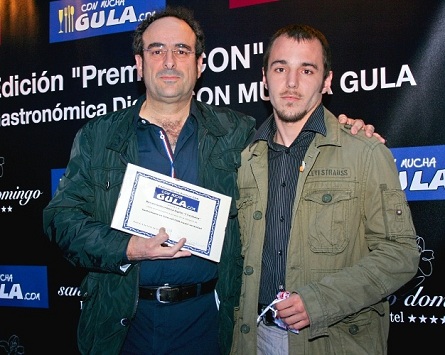 Salvador Garcia-Arbós y Pau Albornà recogieron el premio en Madrid. 7caníbales recibe el premio “Gastronomía en Internet CON mayor veracidad” 0
