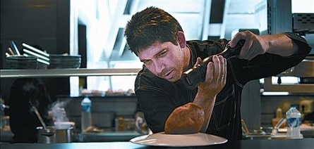 El cocinero Àngel Pasqual, en la cocina abierta de Lluçanès. MAITE CRUZ Barcelona pierde la estrella del Lluçanès – Pau Arenós 0