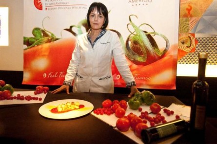 María José San Román con una de sus creaciones y un plato con el tomate como protagonista. Las I Jornadas del Tomate reúnen a grandes chefs 0