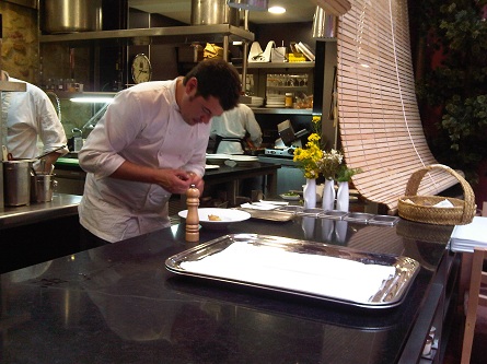 Jordi Garrido en la cocina de Portal Fosc. Cocinar bajo tierra 1