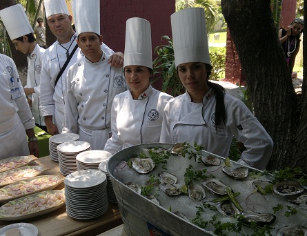 El equipo de Campos Leyson cuidando los ostiones Pasíon mexicana 6