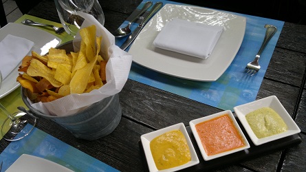 Camotes y plátanos en salsa verde (guacatay y leche), salsa roja (rocoto picoso) y salsa amarilla (ají amarillo). Comiendo Perú (1) 1