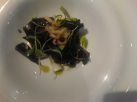 Calamares en tinta, puerros ecológicos, cilantro y lima Picantía, poco ruido y muchas nueces 2