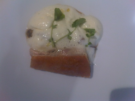 Paletilla de cochinillo ibérico con endivias glaseadas y bechamel de guinduillas en vinagre Picantía, poco ruido y muchas nueces 4