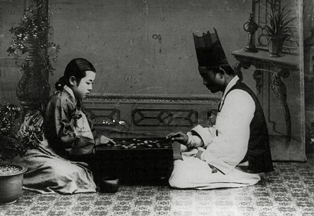 Dos jugadores de go en pleno juego... Suponiendo la sala (y 5) – El Celler de Can Roca 2