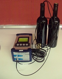 Dos botellas de vino analizadas en un Oxygen Meter. Chismes, rumores y bulos sobre el vino 1