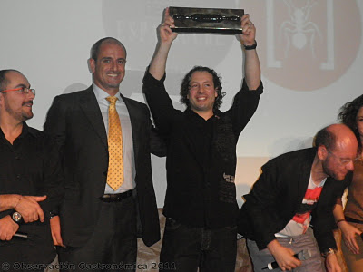Víctor Trochi con el primer premio / Fotografía tomada de "Observación gastronómica". Víctor Trochi gana el concurso de postres “The Best Restaurant Dessert 2011″ 0