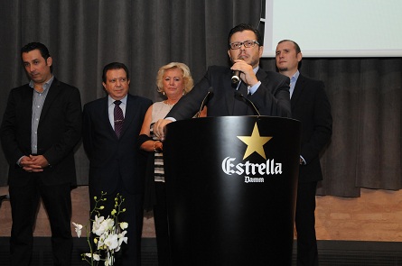Juan Carlos Iglesias, dirigiéndose al público. Detrás, el resto de la familia, sus padres y hermanos. El Rías de Galicia celebra sus 25 años por todo lo alto 0