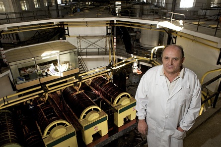 El enólogo Julio Ricarte, en las instalaciones de la bodega Virgen de las Viñas / Nacho Gómez Rúa 2011 acumula 400.000 pedidos gracias a los elogios de Parker 0