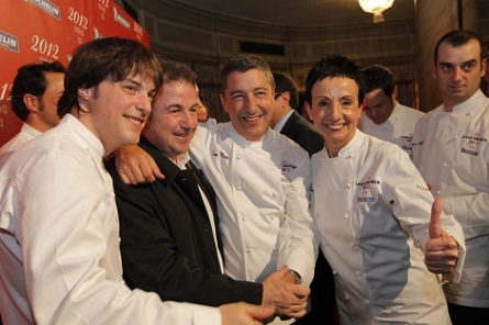 Jordi Cruz (Àbac), Martín Bersategui (Martín Berasategui), Joan Roca (El Celler de Can Roca) y Carme Ruscalleda (Sant Pau) en la cena de la Guía Michelin 2012. Indignados 1