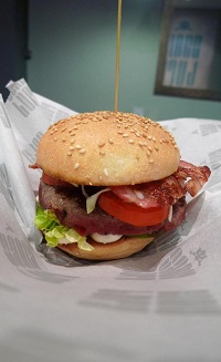 Santa Royal, 150gr. de carne Dry Aged, Bacon, Lechuga, Cebolla Confitada, Tomate y Mayonesa a la Mostaza Antigua A propósito de Can Fabes (y 2) 2