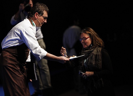 Andoni Luis Aduriz ofreciendo una degustación en la edición pasada del congreso. 45 cocineros ofrecerán degustaciones en directo durante las ponencias de San Sebastián Gastronomika 0
