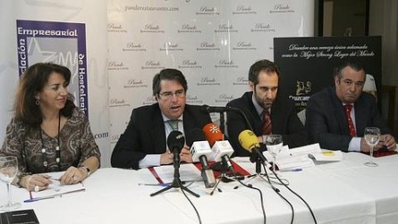 El concejal delegado de Empleo, Economía, Fiestas Mayores y Turismo del Ayuntamiento de Sevilla, Gregorio Serrano durante la presentación / KAKO RANGEL Sevilla se apunta a la «Restaurant Week» 0
