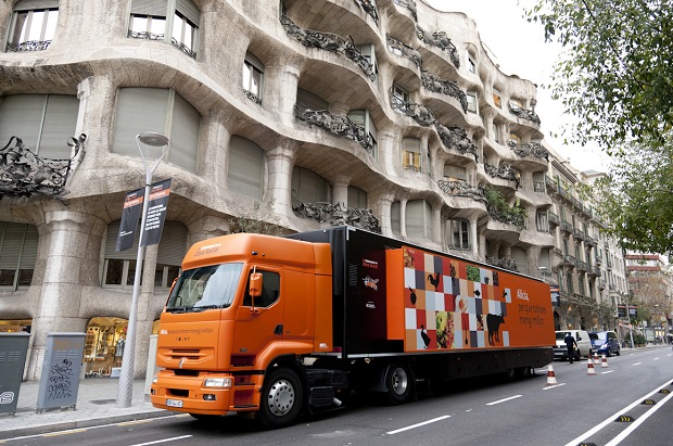 El Bus Alícia en su primera parada, La Pedrera de Barcelona. El Bus Alícia sale de Món Sant Benet para fomentar que “todo el mundo coma mejor” 0