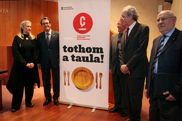 Pepa Aymamí, Artur Mas, Xavier Mestres, Salvador Giner y Antoni Riera en la presentación de la campaña "Tothom a taula" / Jordi Bedmar La cocina catalana quiere ser Patrimonio Inmaterial de la Humanidad 0