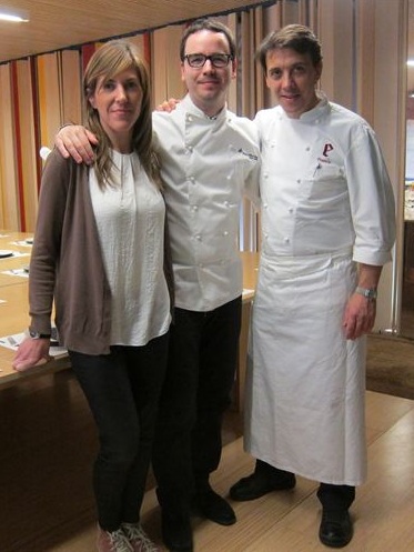 Paco Morales en medio de Luisa Barrachina y Francis Paniego, impulsores de 'Somos Capital' Paco Morales en ‘Somos Capital’: «no hay suficientes clientes para tantos restaurantes de alta cocina” 0