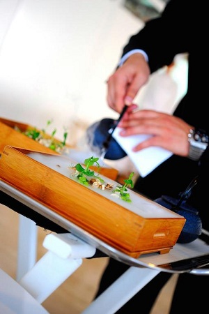 Sirviendo en la mesa un plato histórico, la 'Bruma' de Quqiue Dacosta. Suponiendo la sala (6) – Quique Dacosta Restaurante 1