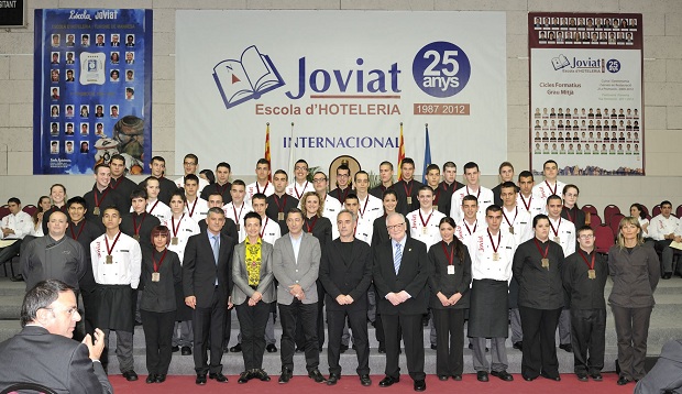 Foto de familia con los alumnos graduados. La Escuela de Hostelería Joviat cumple 25 años 0