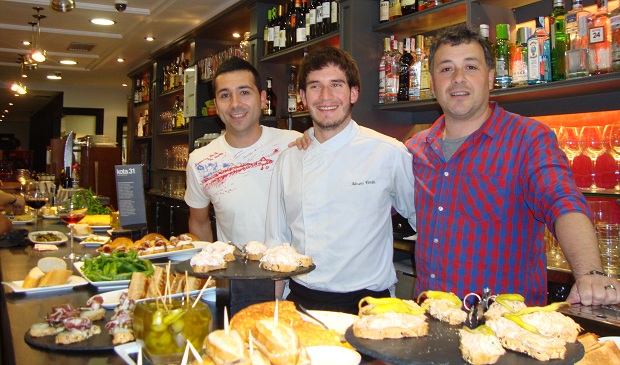 Josu Flores, Alvaro Verdú y José Luis González, responsables de kota31, uno de los restaurantes con más futuro de San Sebastián. La cocina guipuzcoana celebra los premios ‘Más Gastronomía’ 1